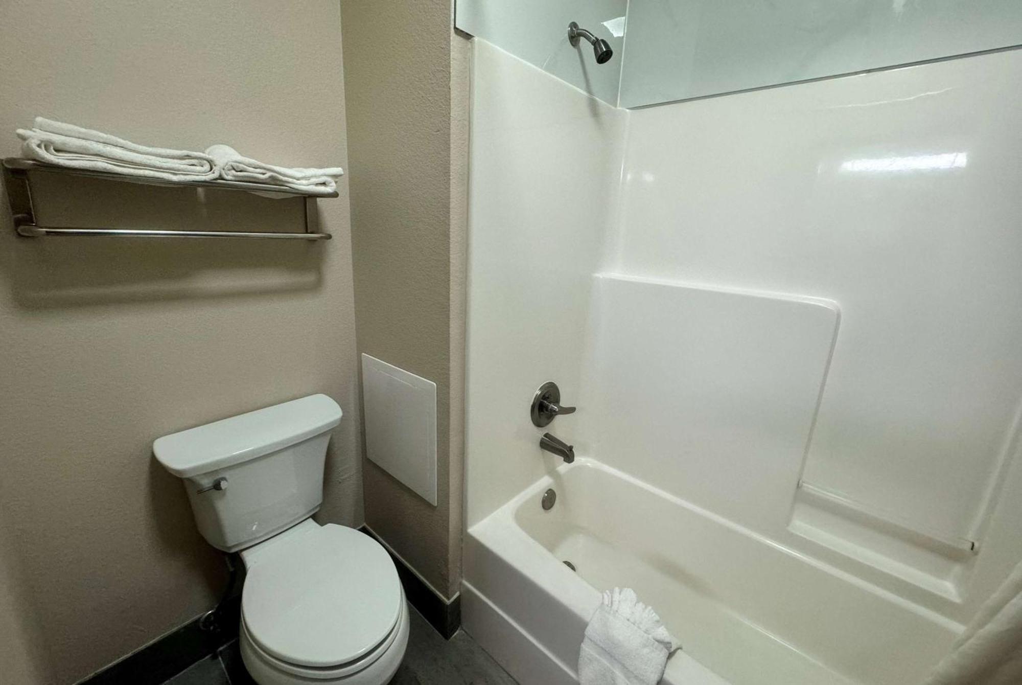 Super 8 By Wyndham Huntsville Ngoại thất bức ảnh